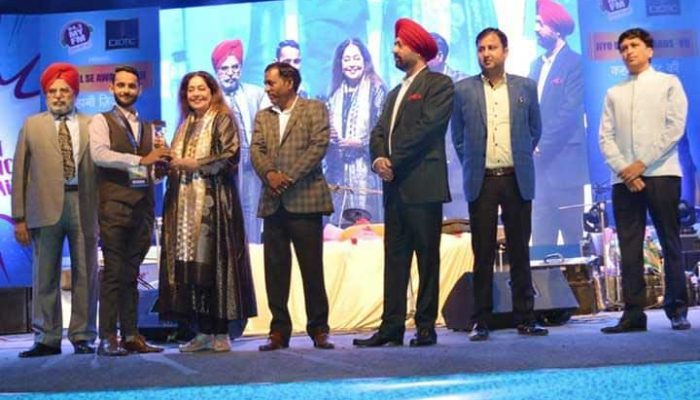 The founder of the Open Eyes Foundation, winner of JIYO DIL SE AWARD SESSION -7 receiving award from Member of Parliament Smt. Kiran kher and Mayor of Chandigarh Mr. Rajesh Kalia at Chandigarh club sector –1 Chandigarh. (16 March 2019).