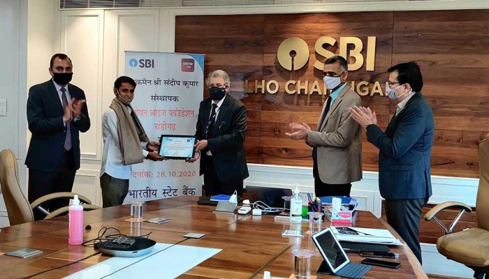 Mr. Sandeep Kumar was honored by the Chief General Manager of Chandigarh Circle, State Bank of India, Mr. Anukool Bhatnagar, for his commendable work (October 2020).